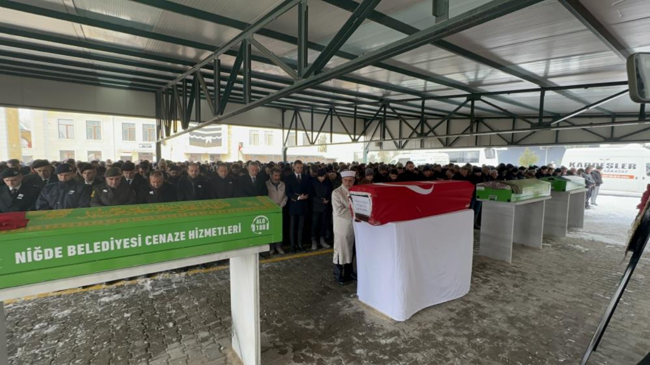 Depremde hayatını kaybeden Uzman Çavuş Yaman, eşi ve iki çocuğu toprağa verildi