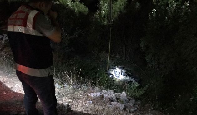 Otomobil Sakarya Nehri'ne yuvarlandı: 3 ölü...