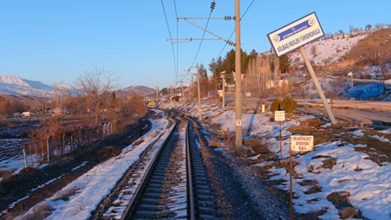 Yıkımın korkunç boyutu! Adıyaman'da depremde yamulan tren rayları havadan görüntülendi