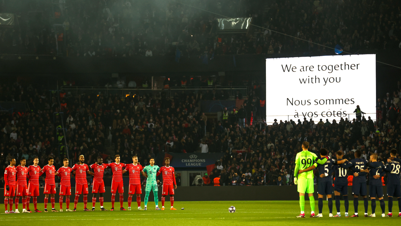 UEFA Şampiyonlar Ligi'nde hayatını depremde kaybedenler için saygı duruşu!