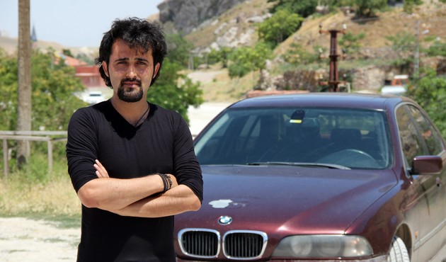 Babası çapkınlık yaptığı için arabasını satışa çıkardı!