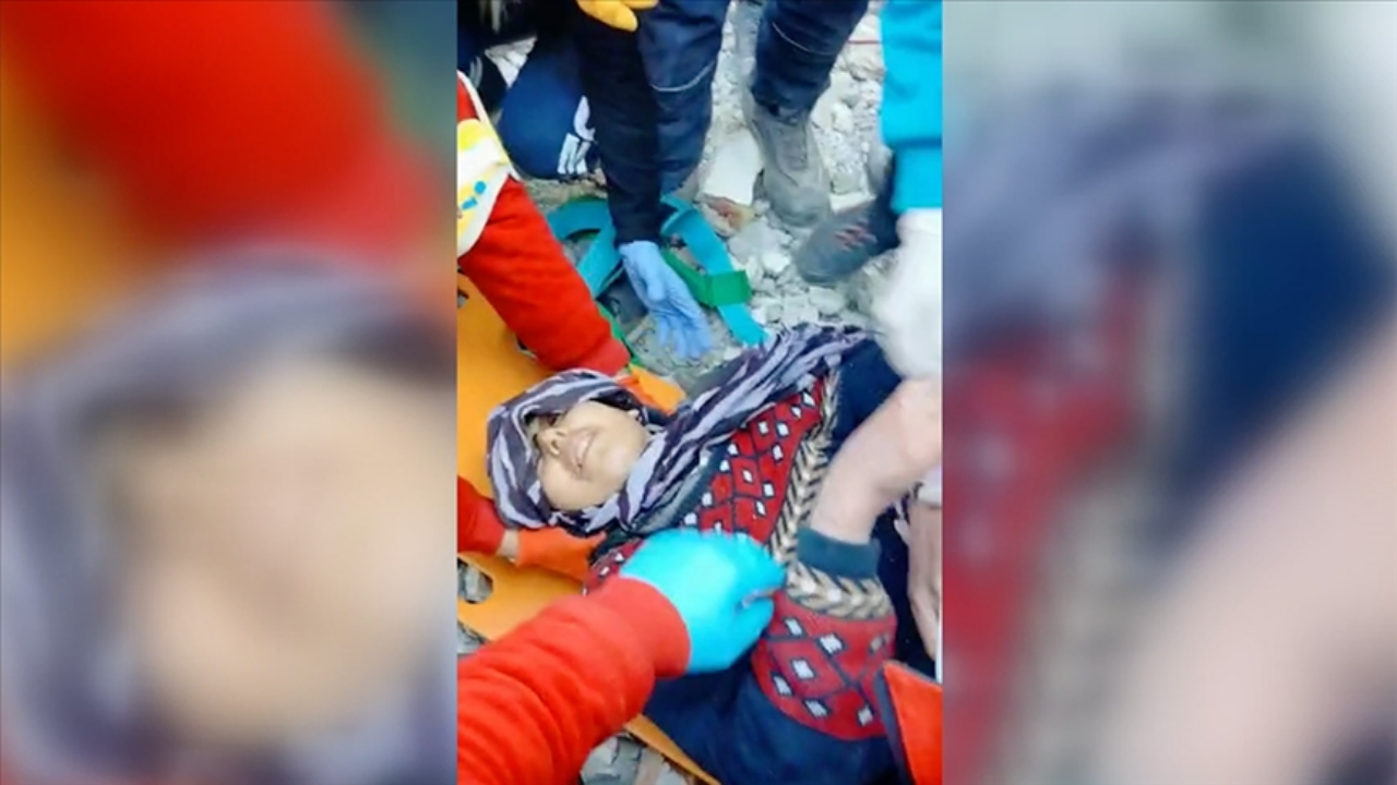 Hatay'dan sevindirici haber! Depremin 204. saatinde bir kadın enkazdan kurtarıldı