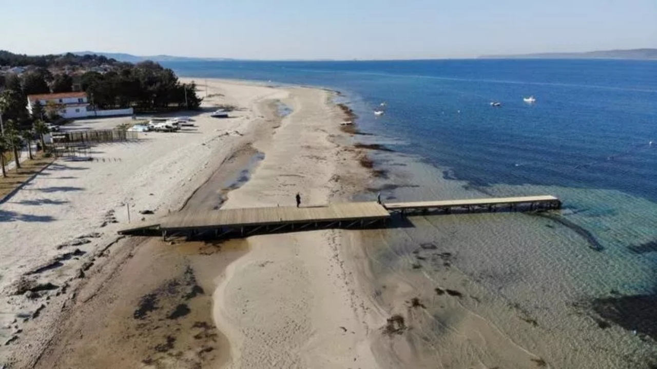 Çanakkale'de deniz 20 metre çekildi: Tekneler karaya oturdu