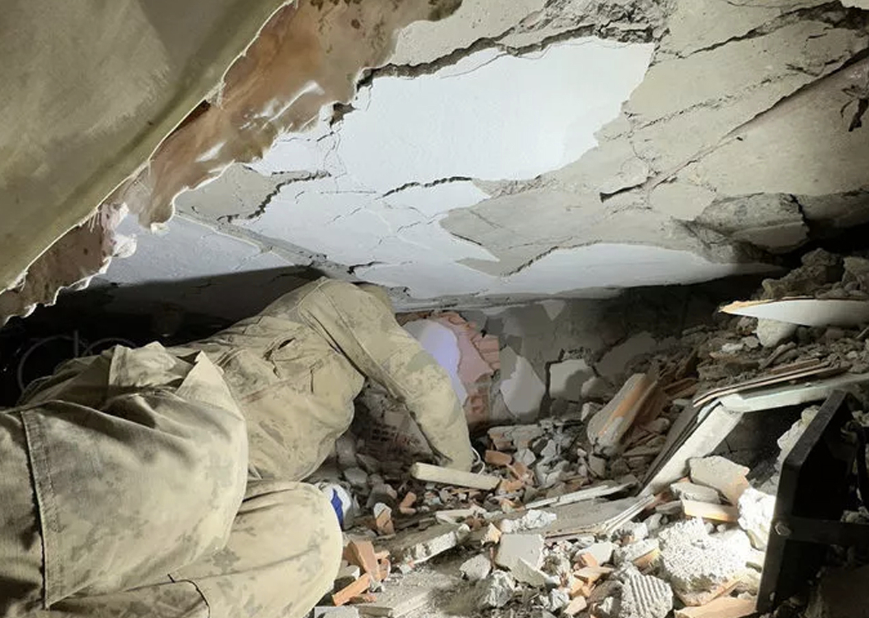 Enkaz altındaki 13 yaşındaki Esma'dan kahreden sözler! 'Ayağımı kesin'