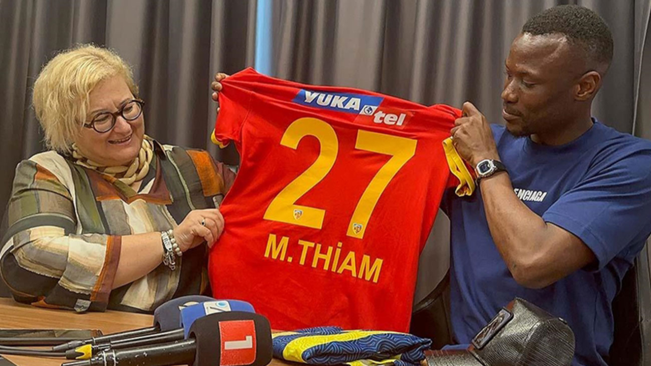 Mame Thiam imzalı forma bağışladı