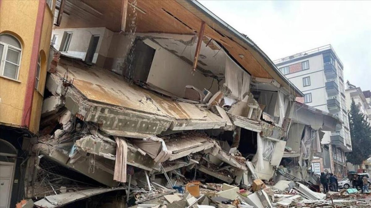 Depremde 9 aylık hamile eşini balkondan attı: Bebeğinin ve eşinin hayatını kurtardı