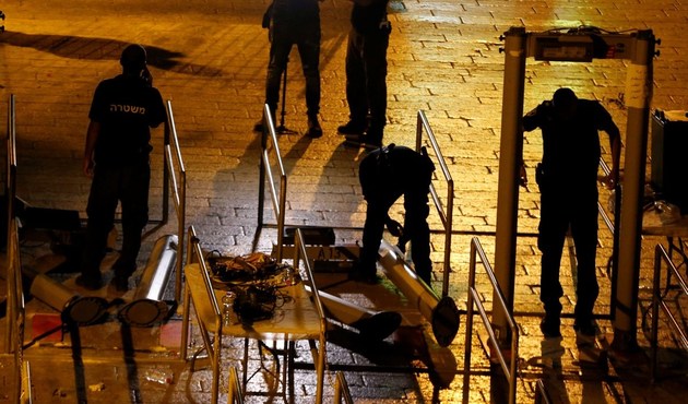 İsrail Mescid-i Aksa'daki metal dedektörlerini kaldırdı...