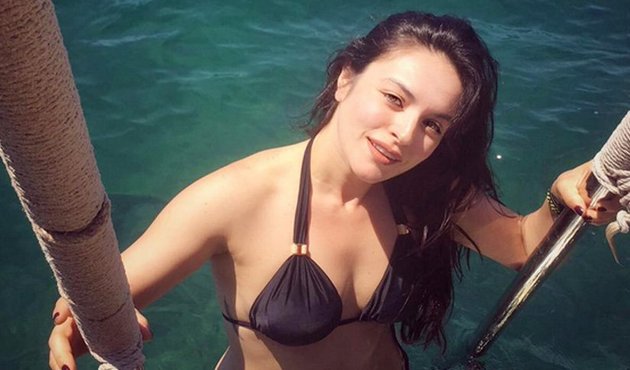 ‘Ezgi Mola aşırı pahalı teknesinin kapılarını Şalgam & Balgam için açtı’