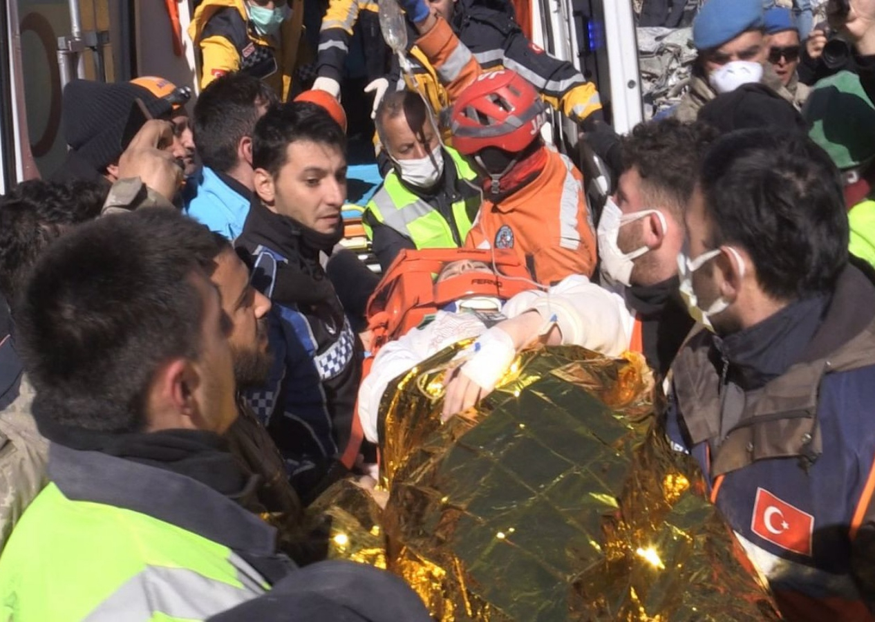 248 saat sonra enkazdan çıkarılan Aleyna'nın dokturu konuştu! Hayata böyle tutunmuş