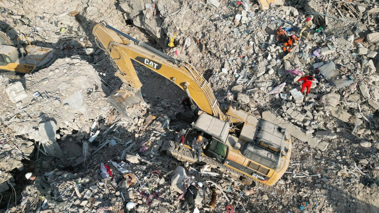 İtfaiyeciler enkazda 2 milyon dolar buldu! Polise teslim ettiler...