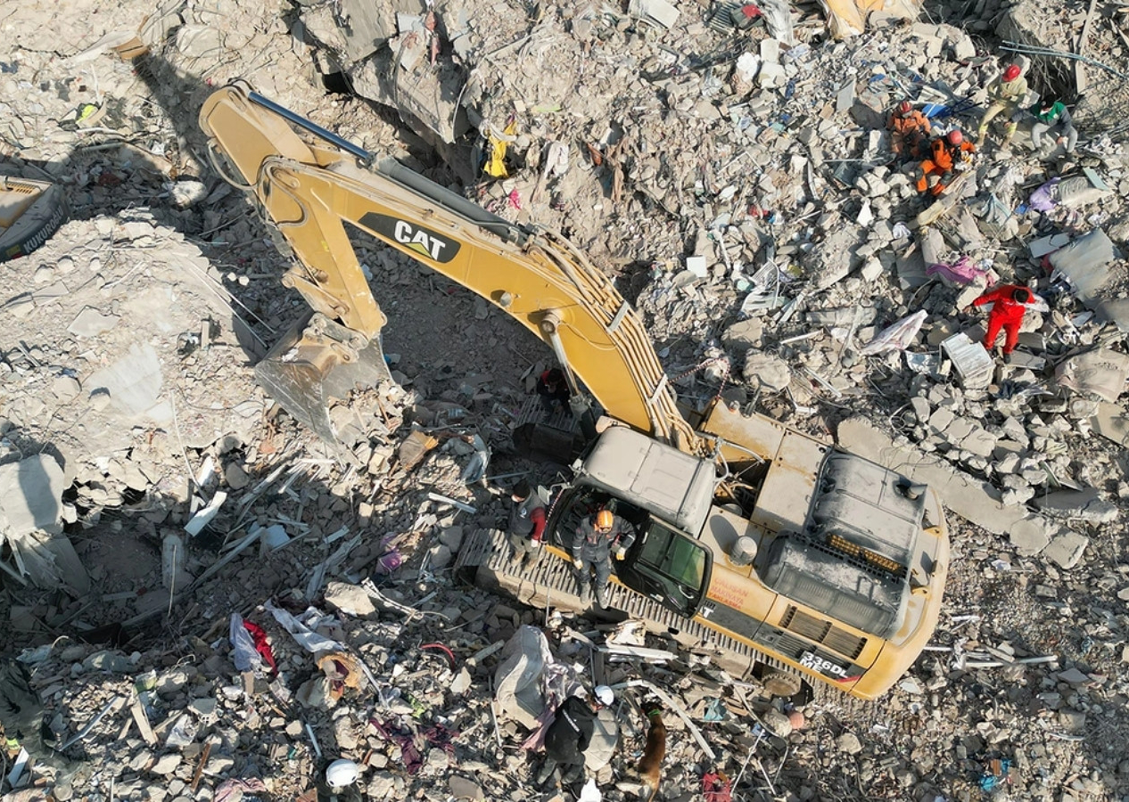 İtfaiyeciler enkazda 2 milyon dolar buldu! Polise teslim ettiler...