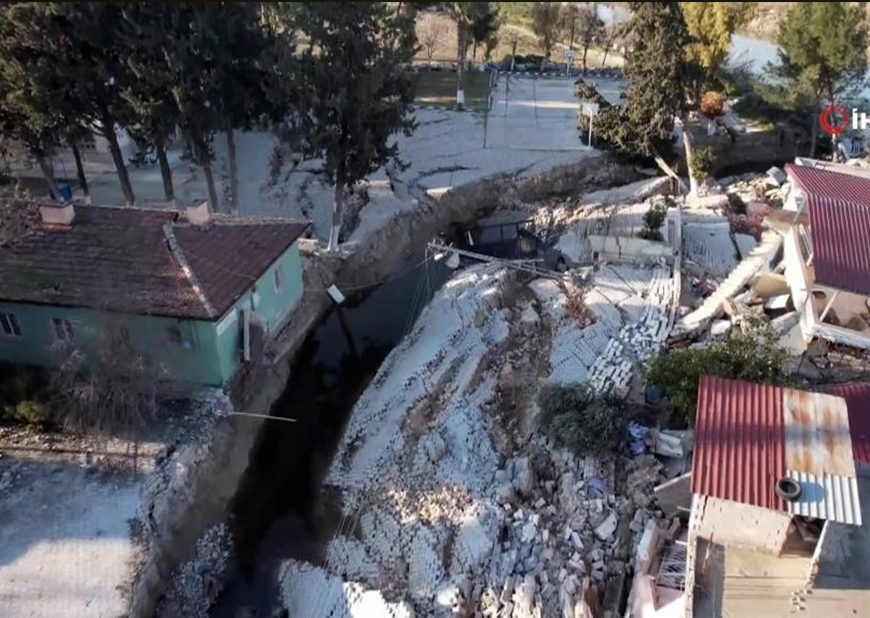 Hatay'da fay hattının geçtiği köy ikiye bölündü