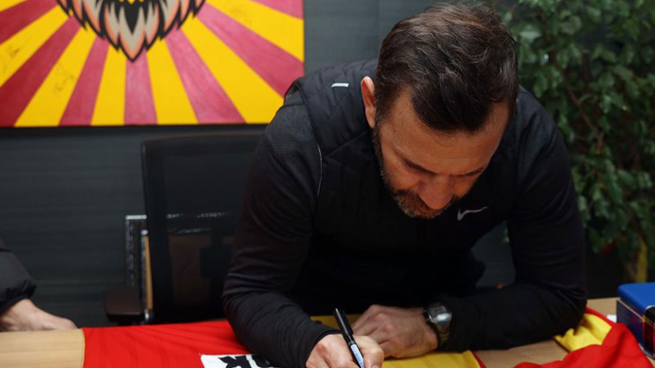Okan Buruk formalarını bağışladı