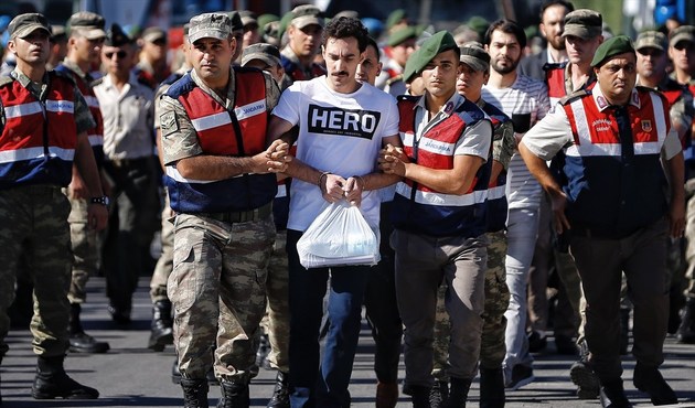 Antalya'da "hero" yazılı tişört giyen kişi tutuklandı...