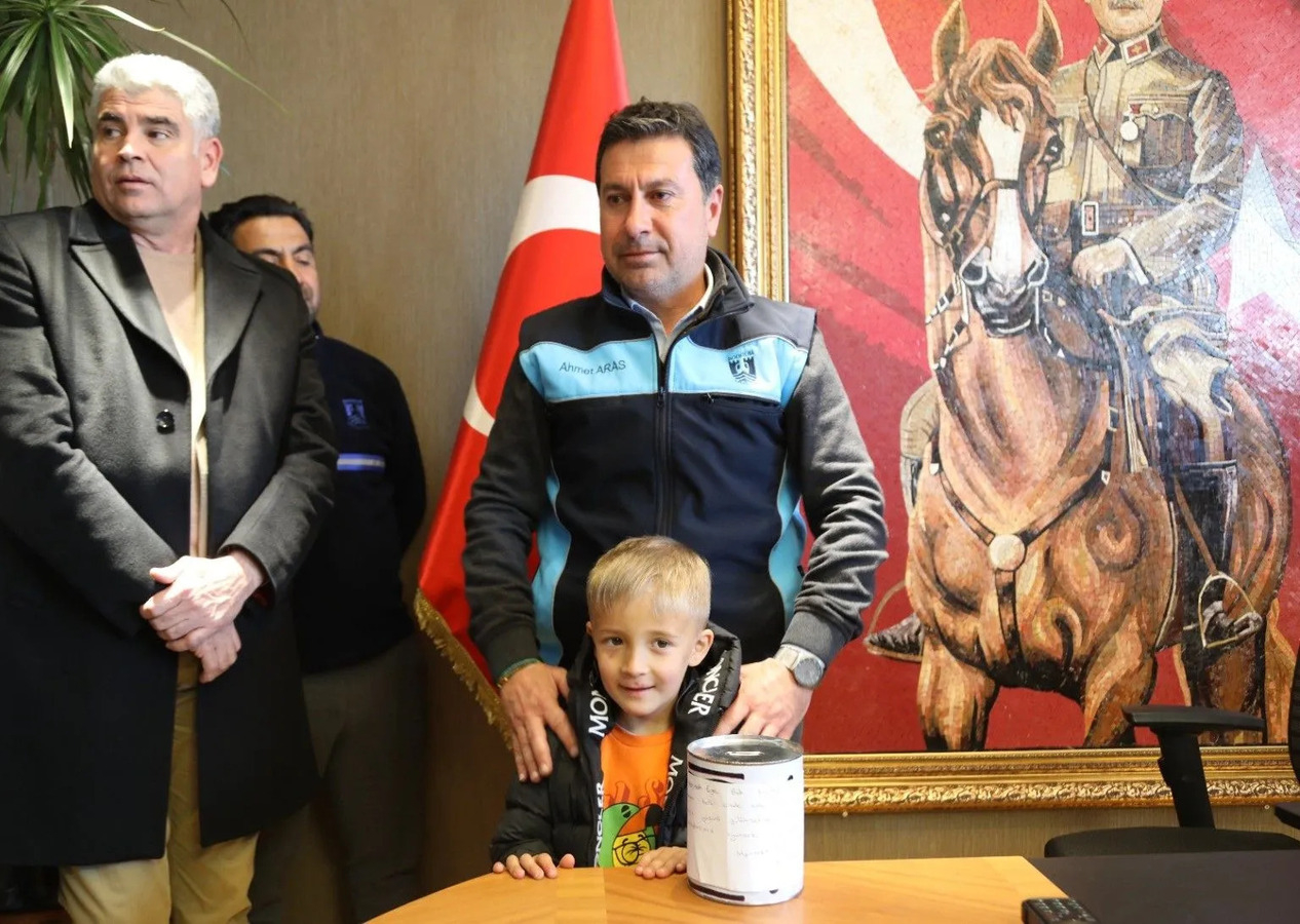 5 yaşındaki Mehmet Ege'den depremzedelere bağış!