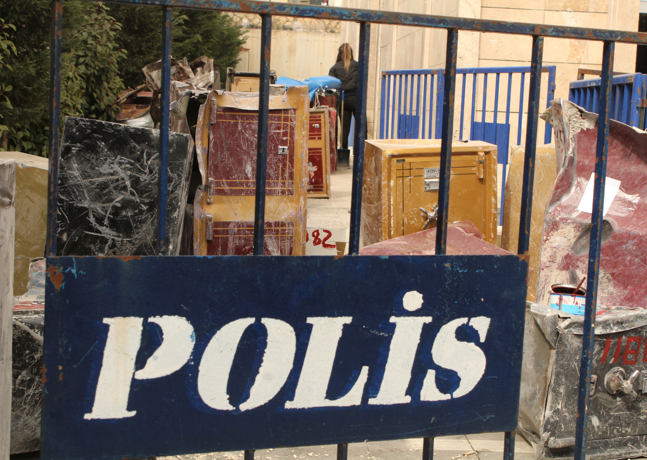 Kahramanmaraş'ta polis, enkazdan çıkarılan değerli eşyaları korumaya aldı