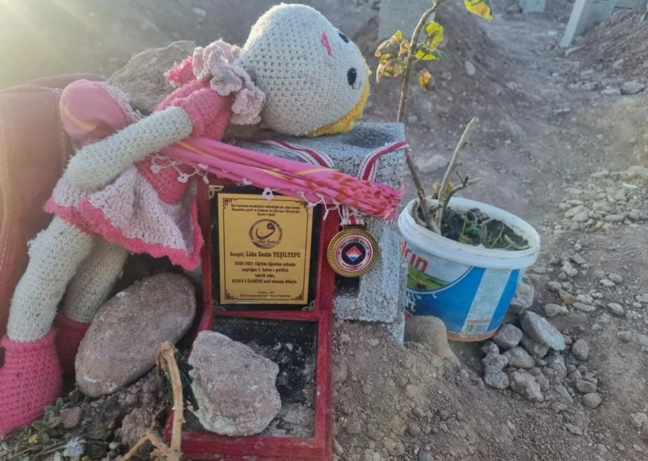 Deprem mezarlığında yürek yakan görüntüler