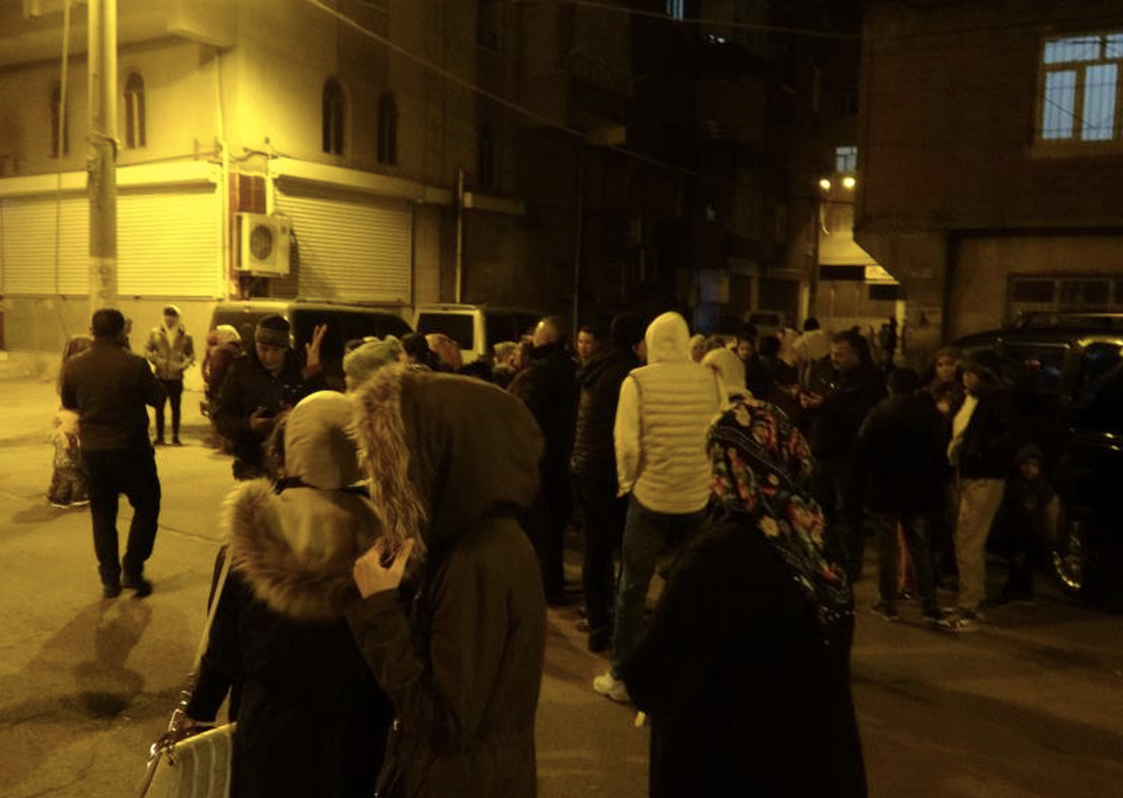 Hatay’da deprem oldu, Diyarbakır’da vatandaş serum ile dışarı kaçtı