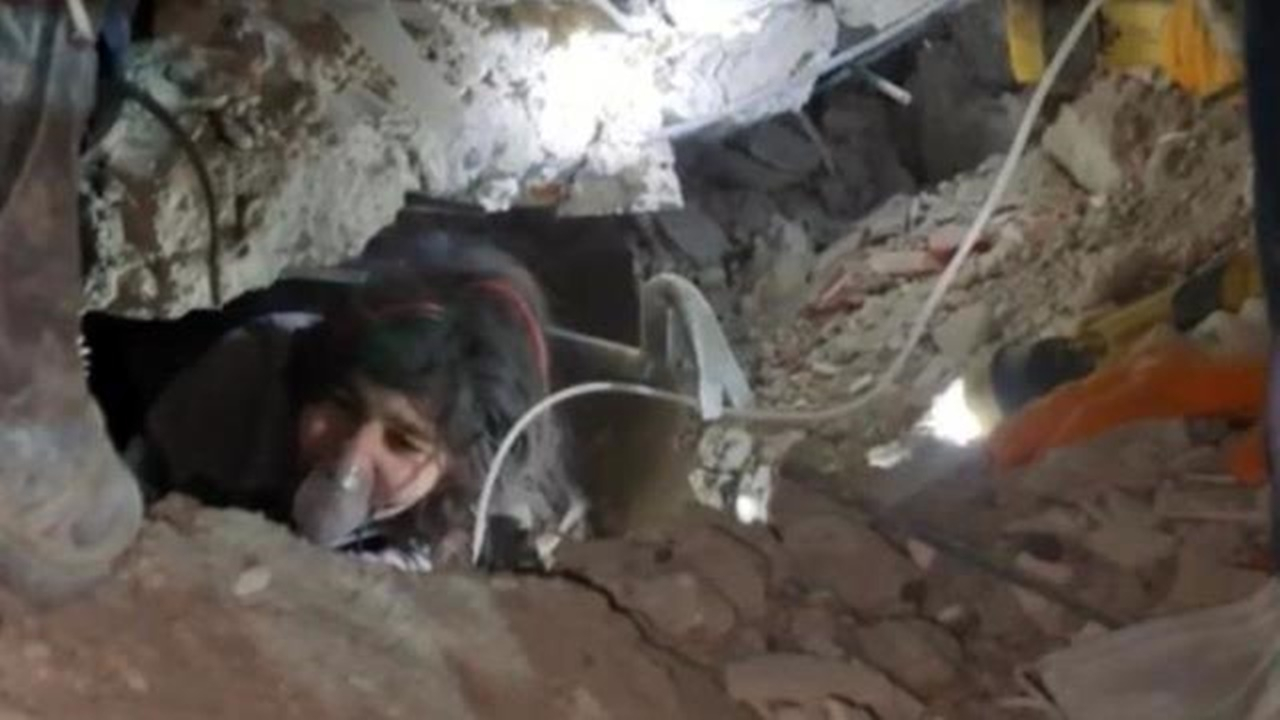 12 yaşındaki kız çocuğu depremde annesini ve kardeşlerini kaybetti! Alacaklıları ise acıları dinmeden harekete geçti