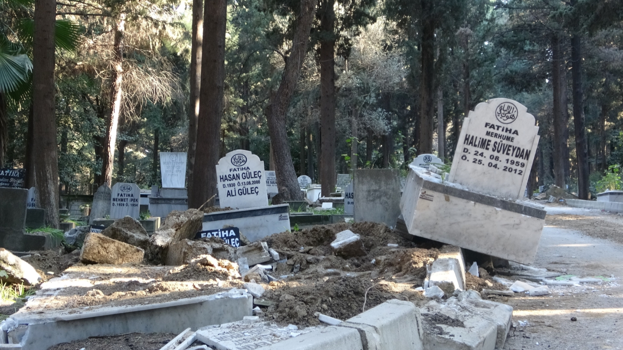 Hatay'da mezarlar deprem yüzünden yollara uçtu