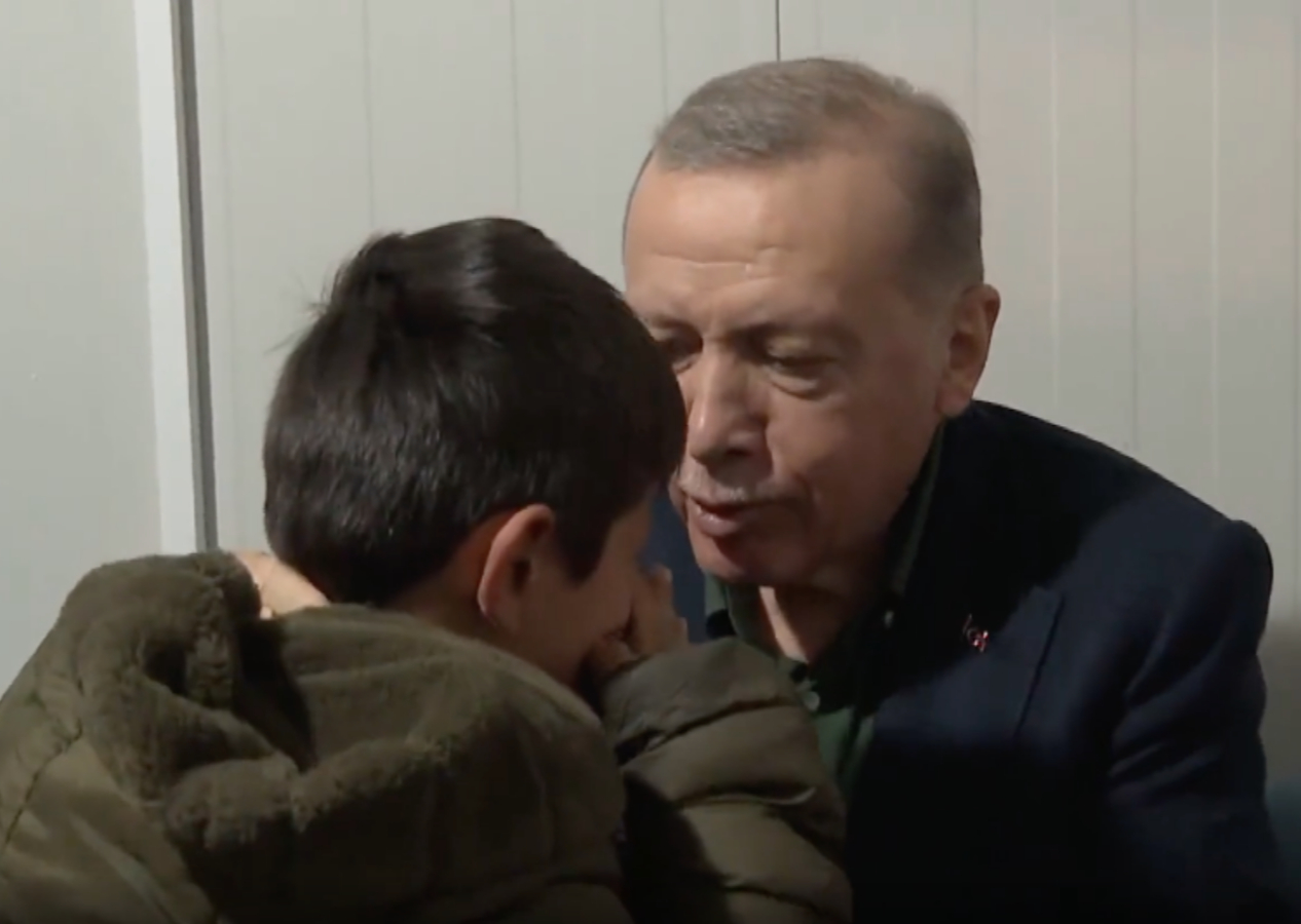 Cumhurbaşkanı Erdoğan'ı gören depremzede çocuk gözyaşlarını tutamadı! O anlar kamerada...