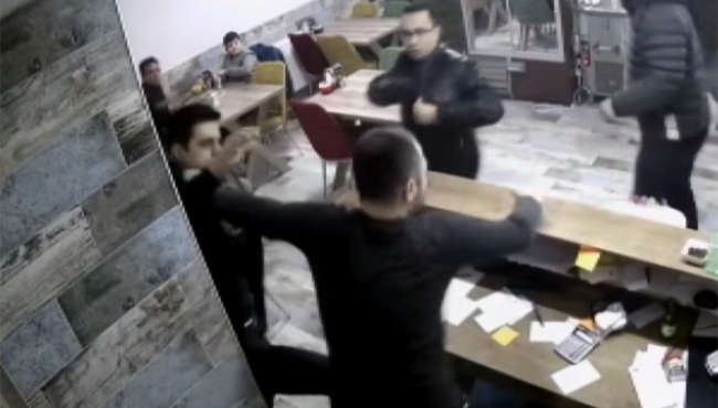 İlgi isteyen polis tokatladı, yumrukladı, silah dayadı!