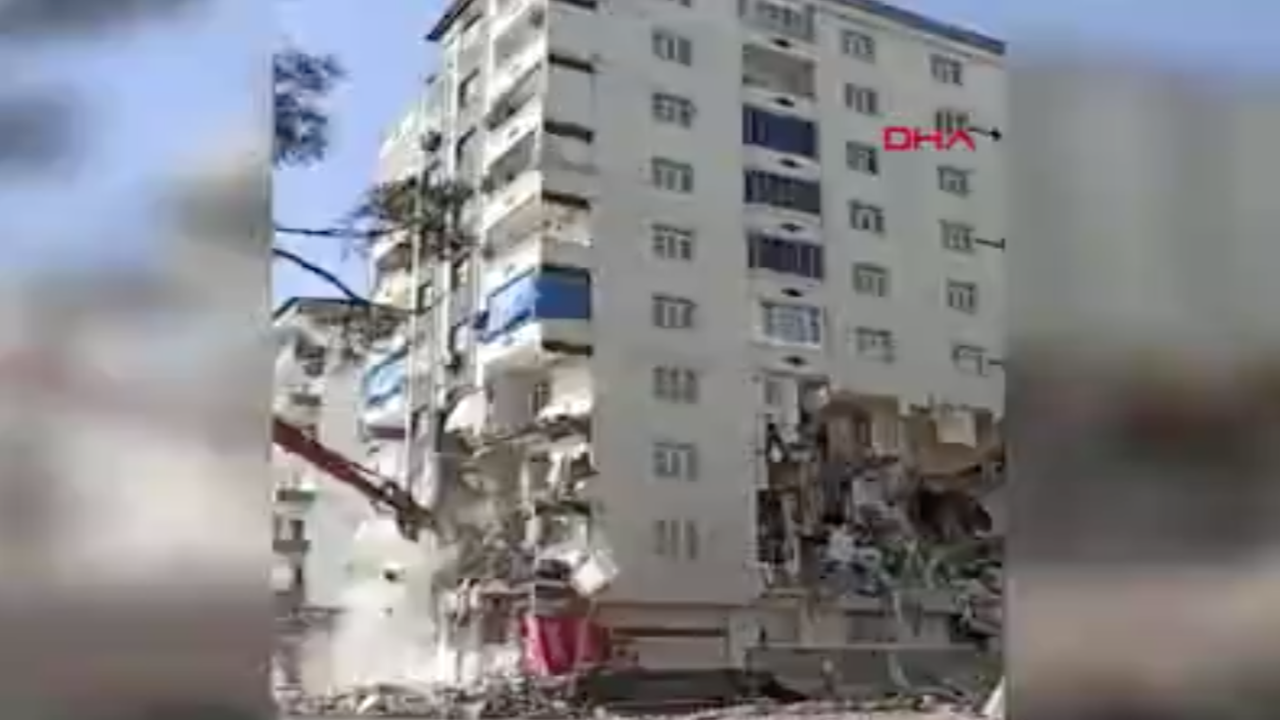 Diyarbakır'da 10 katlı bina kontrollü yıkımda çöktü: İşte o anlar
