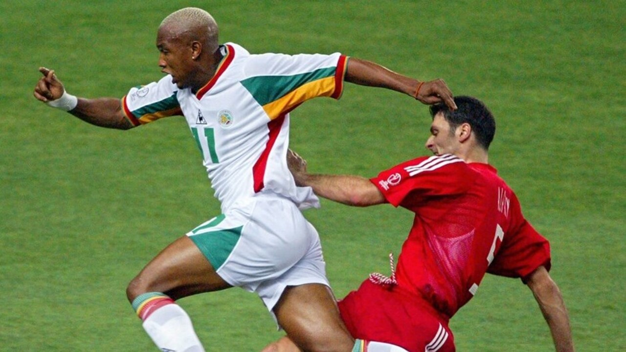 Senegal milli takımının eski futbolcuları, Türkiye maçının formalarını depremzedeler için bağışladı!