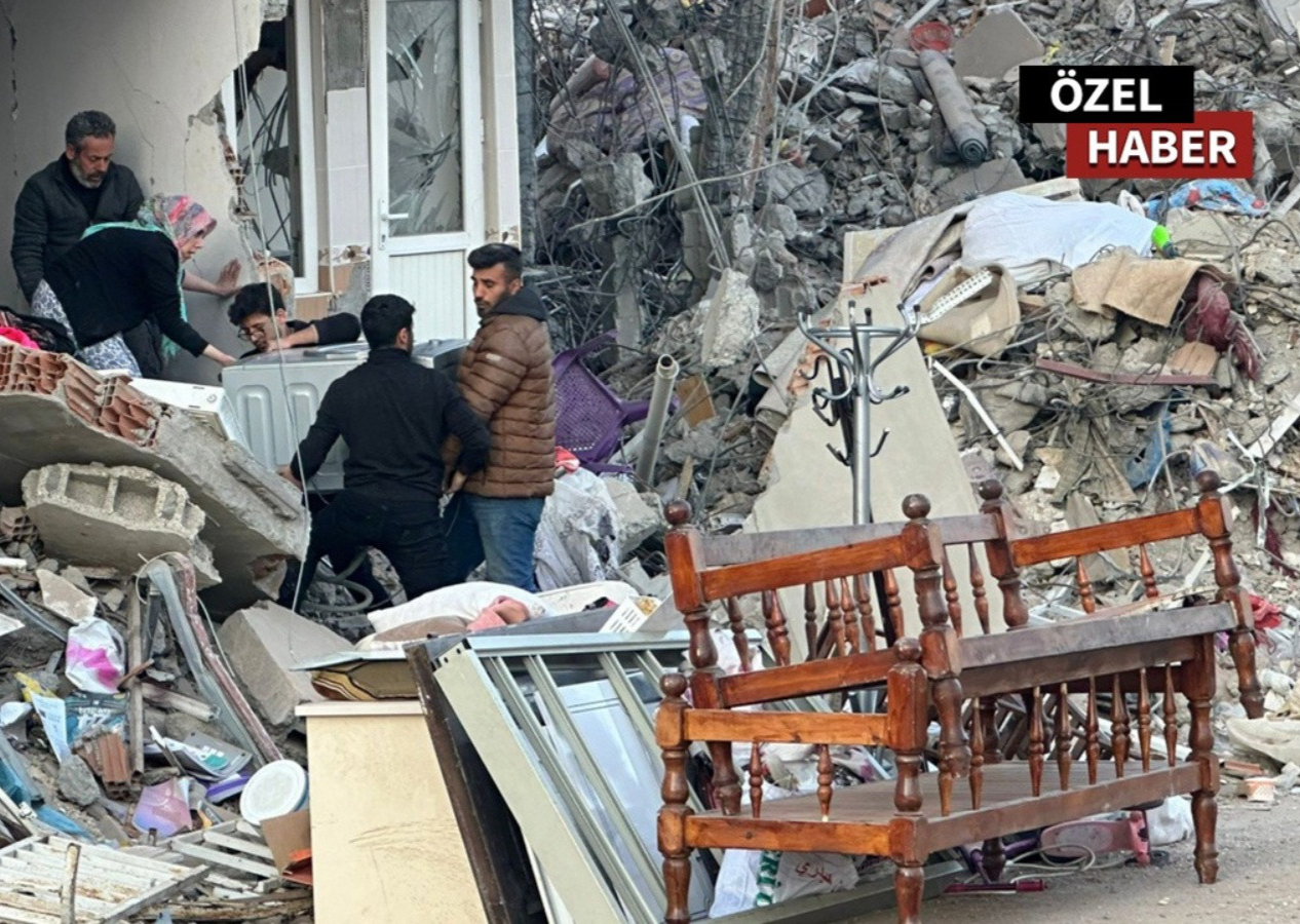 Mal canın yongası! Depremzedeler tehlikeli ve hasarlı binalardan eşyalarını alıyor!