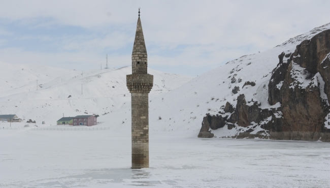 Buzların arasından yükselen minare!