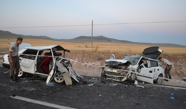 Düğün konvoyunda feci kaza: 3 ölü, 3 yaralı