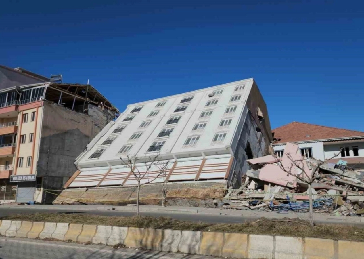 Camları bile kırılmamıştı: Temeliyle birlikte yan yatan bina ile fotoğraf çektiriyorlar