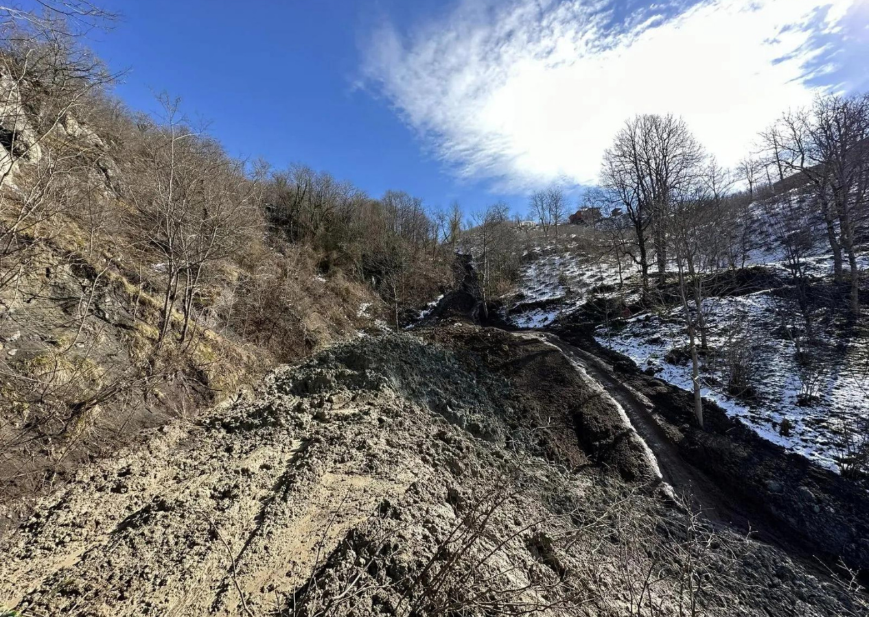 Ordu'da heyelan felaketi! 1,5 metrelik yarıklar oluştu, 3 ev hasar gördü