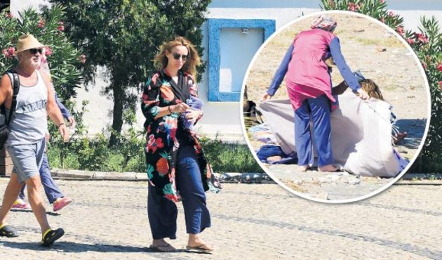 Gamze Özçelik plaja pantolonla gitti!