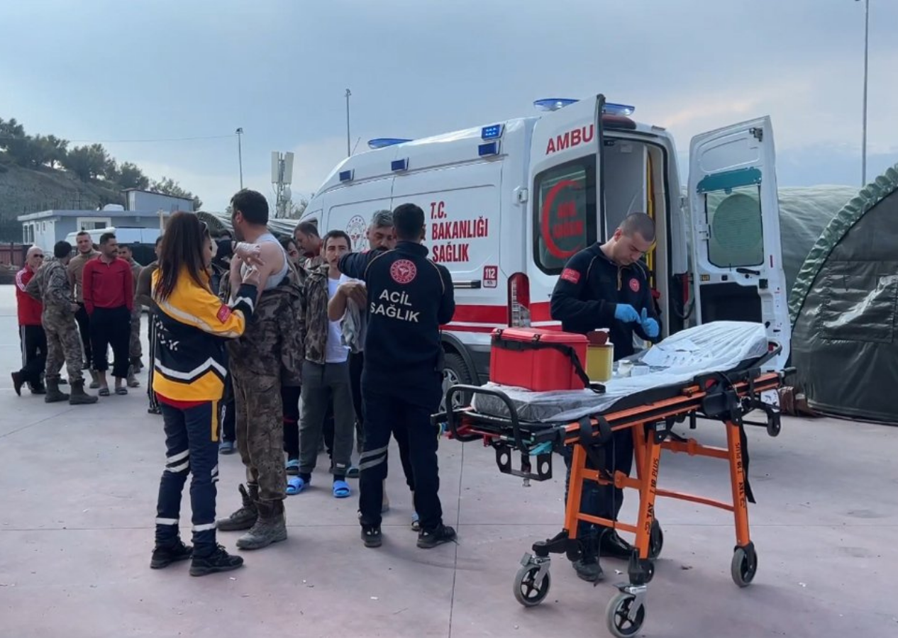 Hatay'da tetanos aşısı yapılmaya başlandı: Mahalle mahalle gezerek aşı yapılıyor!