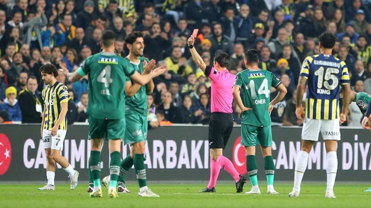 Fenerbahçe - Konyaspor maçında kırmızı kart!