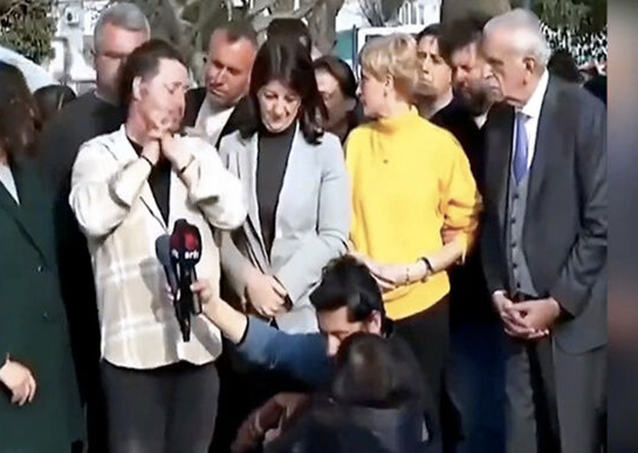 HDP’nin deprem tiyatrosu! "TSK nerede, polis nerede" dedi, koruma 'sus' işareti yaptı!