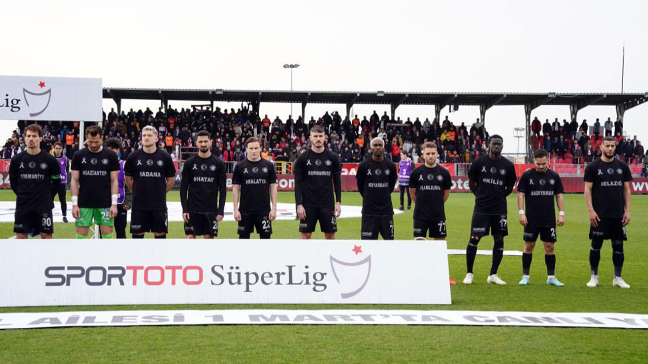 Adana Demirspor, maça siyah forma ile çıktı