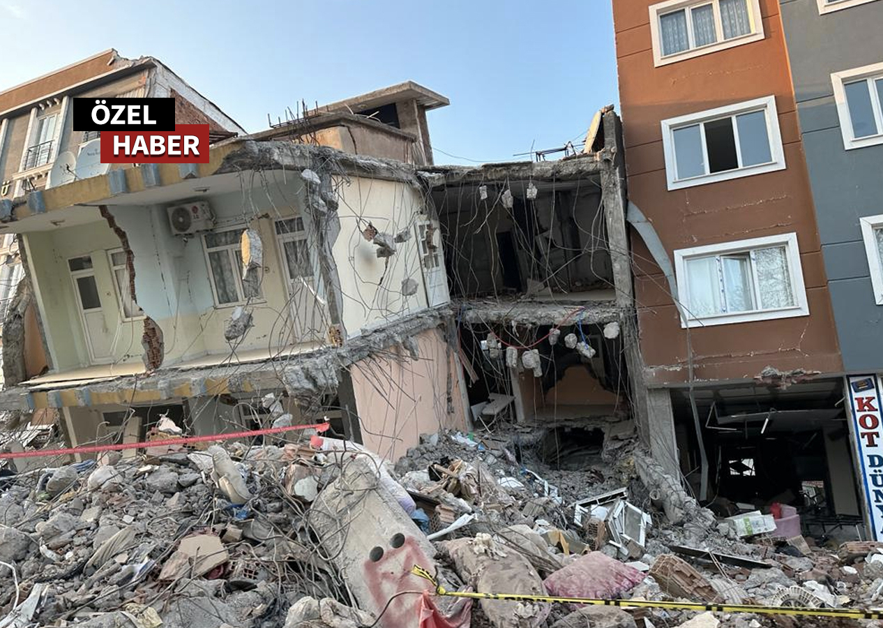 İşte depremin korkunç yüzü! Bina 3 metre öne fırladı ve ortadan ikiye ayrıldı!