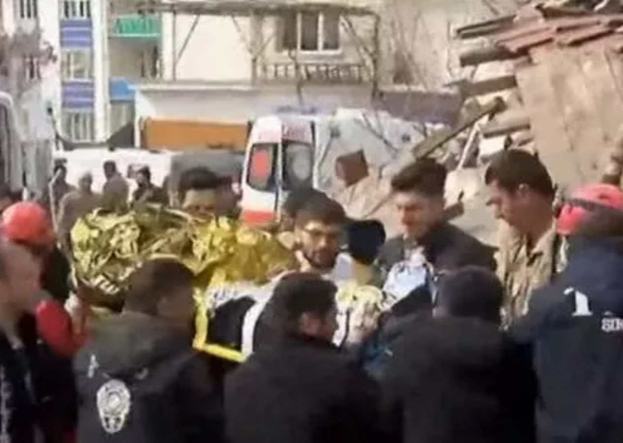 Baba ve kızından güzel haber: Enkazdan sağ olarak çıkarıldılar!