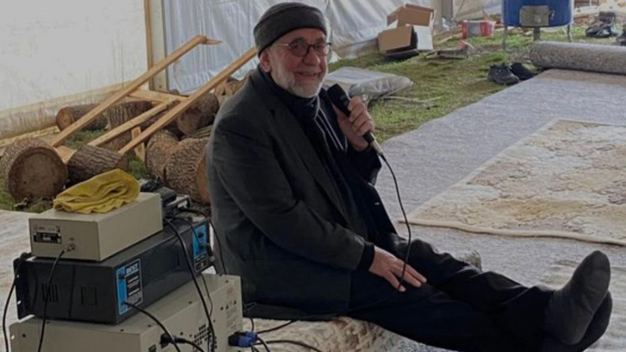 Deprem bölgesinden gülümseten görüntüler! Cami imamı çocuklara şarkı söyledi