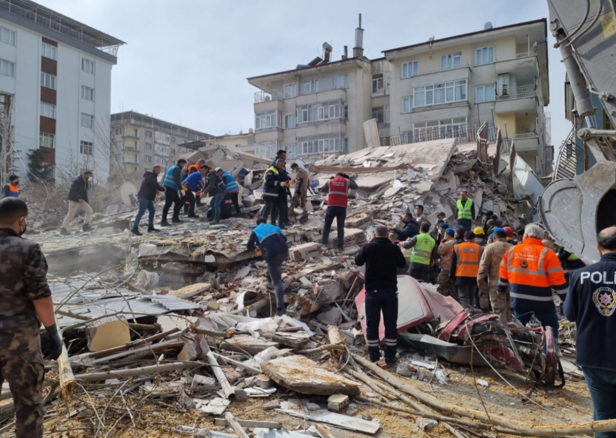Malatya'da 5.6 büyüklüğünde deprem: 22 bina yıkıldı! 1 kişi hayatını kaybetti...