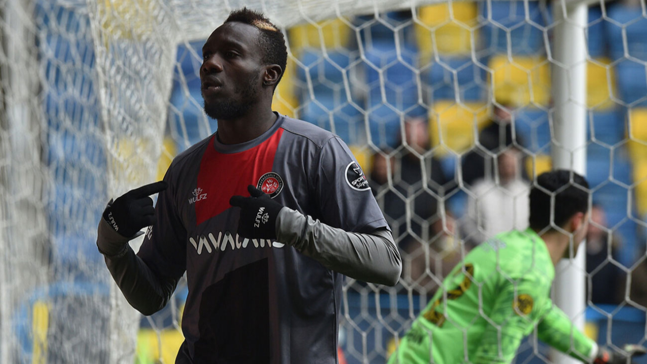 Diagne, yolda gördüğü öğrencileri arabasına aldı
