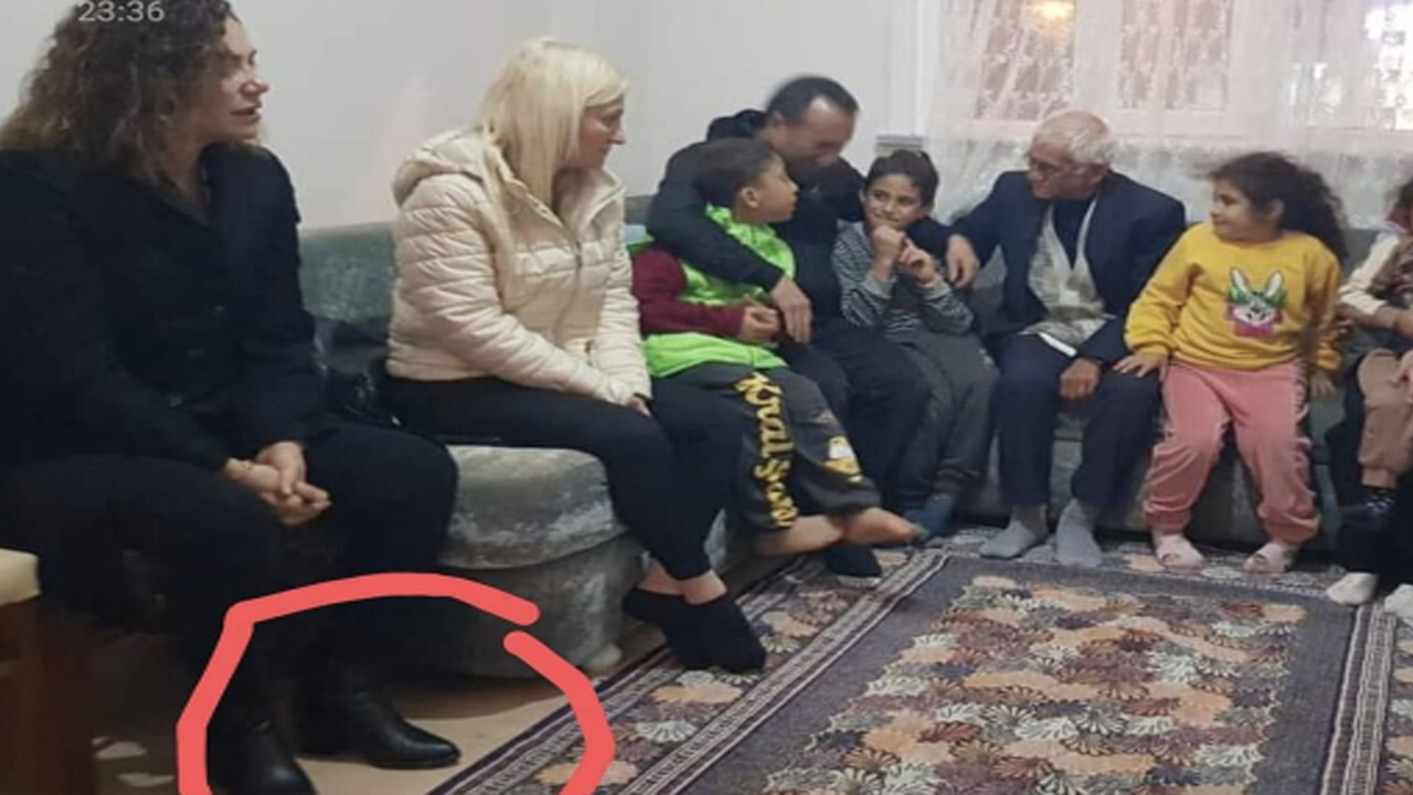 Depremzede aileye büyük saygısızlık! CHP'li vekil ayakkabılarını çıkarmaya tenezzül etmedi!