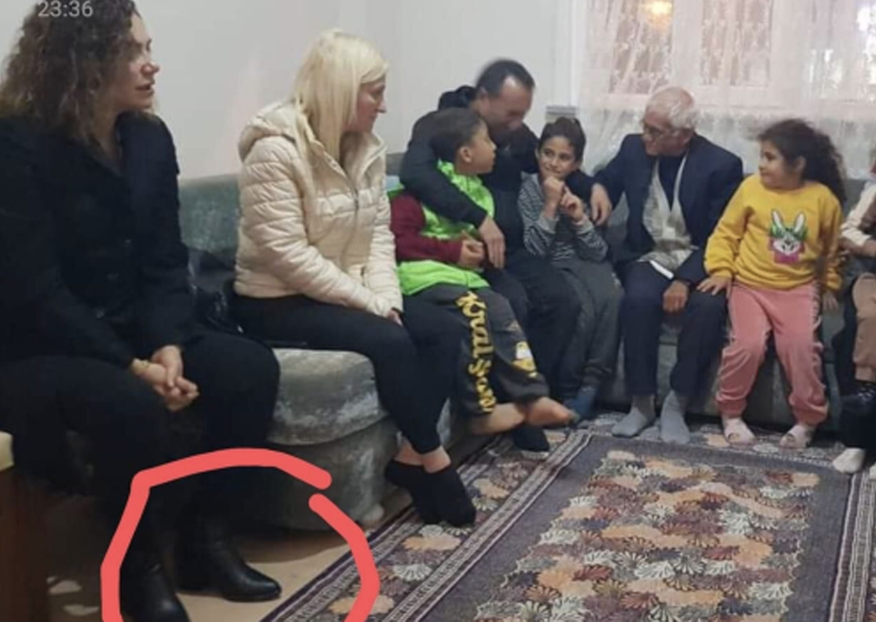 Depremzede aileye büyük saygısızlık! CHP'li vekil ayakkabılarını çıkarmaya tenezzül etmedi!