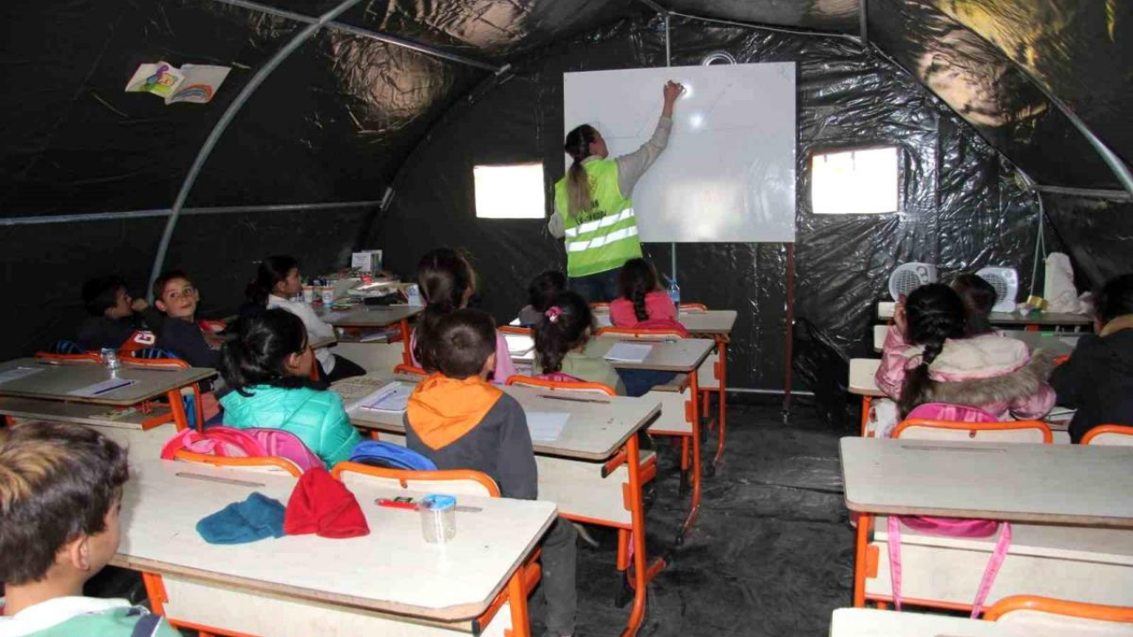 Valilik duyurdu: Deprem bölgesindeki öğrenciler nakil ve burstan yararlanabilecek!