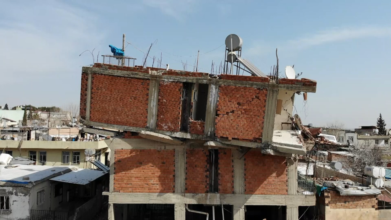 Adıyaman'da ilginç görüntü: Üçüncü kat ortadan kayboldu