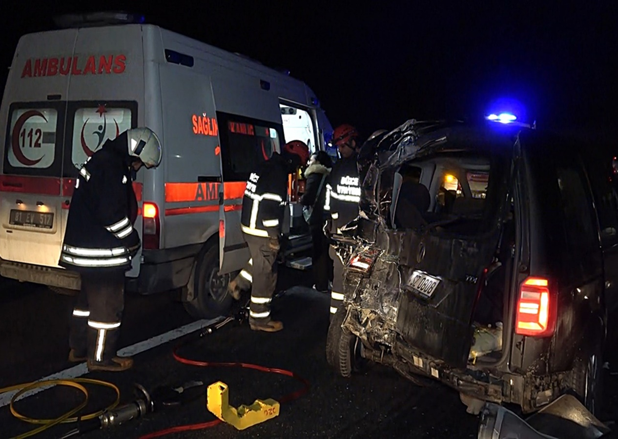 Zincirleme trafik kazasında 4 araç birbirine girdi! 2 ölü, 7 yaralı