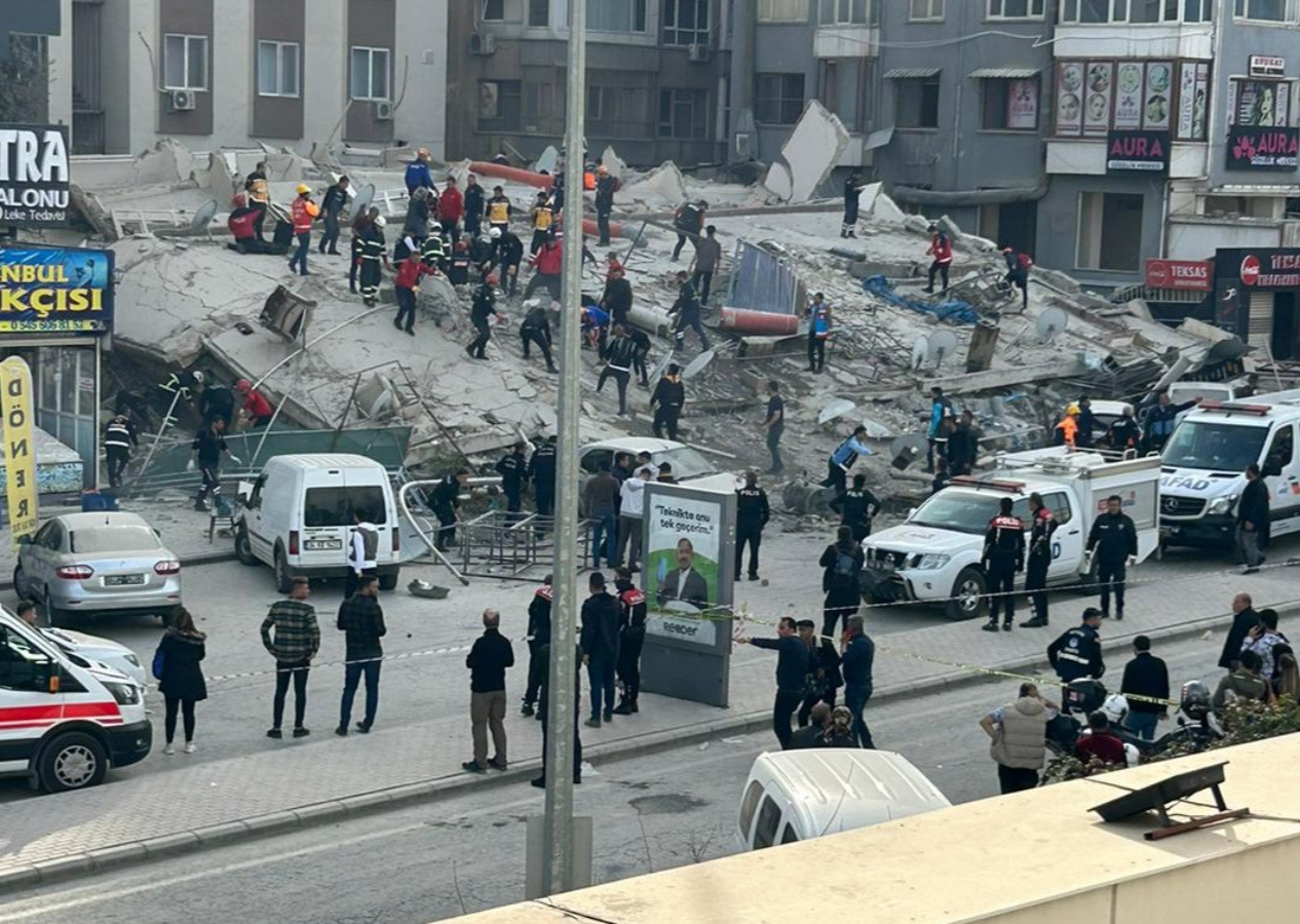 Şanlıurfa'da 6 katlı bina çöktü: Enkazda kalanlar olabilir! Çökme anı saniye saniye kamerada...