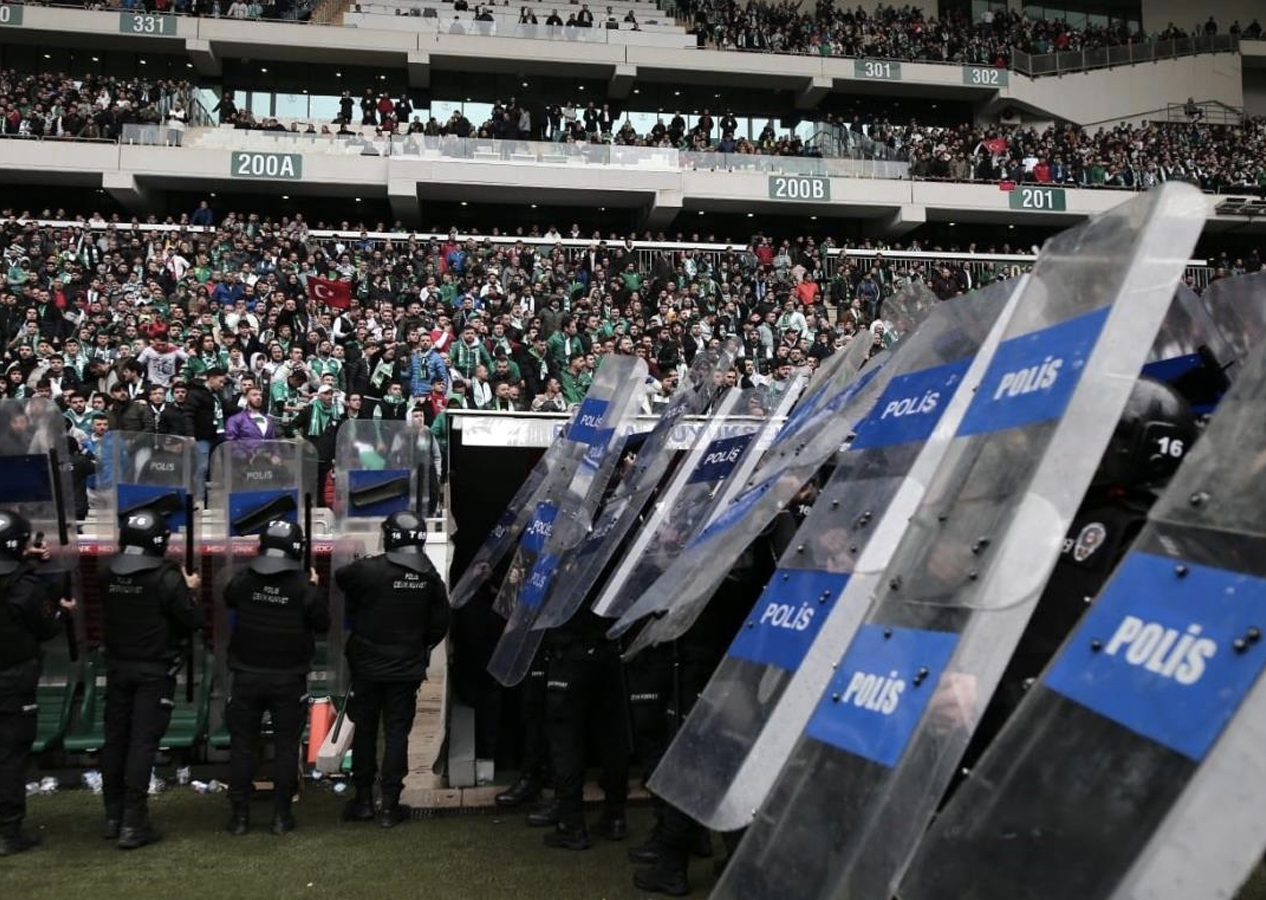 Bursa Valiliğinden Bursaspor - Amedspor açıklaması: 3 güvenlik yöneticisi görevden uzaklaştırıldı, 7 kişi gözaltına alındı...